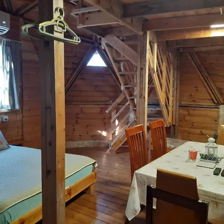 בקתת עץ בחורש במנות - דום גיאודזי - Wooden Cabin In Manot Exterior photo