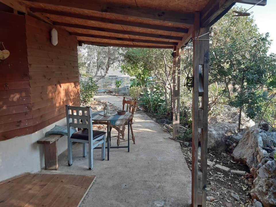 בקתת עץ בחורש במנות - דום גיאודזי - Wooden In * Manot